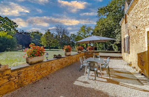 Prats-de-Carlux House | Holiday Home 'Le Petit Pech' with Shared Pool, Private Terrace and Wi-Fi