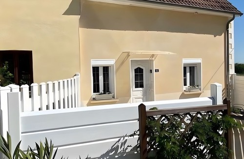 Saint-Firmin-sur-Loire House | Holiday Home 'Les Sassiers' with Lake View, Shared Terrace and Wi-Fi