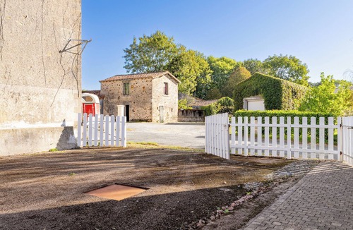 Saint-Hilaire-de-Voust House | Holiday Home 'Logement 3ch 8 Personnes' with Private Terrace, Private Garden and Wi-Fi