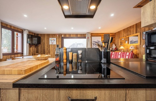 Aillon-le-Jerune House | Holiday Home 'D'Aillon' with Mountain View, Private Terrace and Wi-Fi