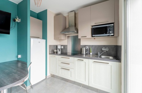Rochefort-du-Gard House | Holiday Home 'Le 153' with Private Terrace and Wi-Fi Rochefort-du-Gard