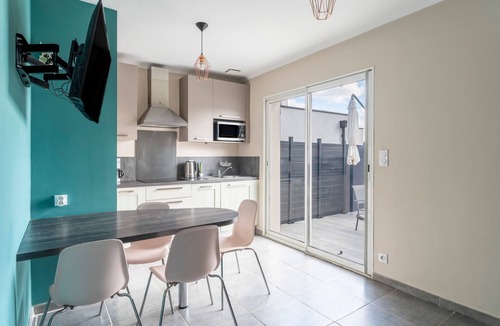 Rochefort-du-Gard House | Holiday Home 'Le 153' with Private Terrace and Wi-Fi Rochefort-du-Gard