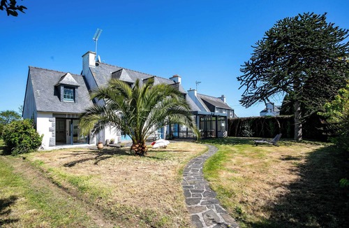 Locquirec House | Holiday Home 'L'hermine - Villa De Charme' with Sea View, Private Terrace and Wi-Fi