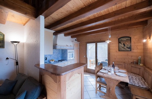 Manigod House | Holiday Home 'La Clé Des Champs' with Mountain View, Private Terrace and Wi-Fi