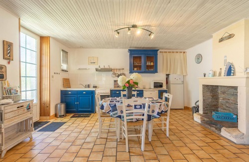 Saint Agnant House | Holiday Home 'La Desirade' with Private Pool, Private Terrace and Wi-Fi