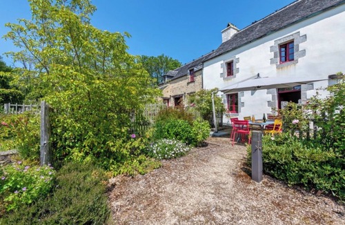 Commana House | Holiday Home 'La Maison - Piscine - Spa - Jardin' with Shared Pool, Private Terrace and Wi-Fi