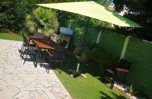 Plage de la Garonnette House | Holiday Home 'Maison A 130m De La Plage' with Shared Pool, Wi-Fi and Air Conditioning