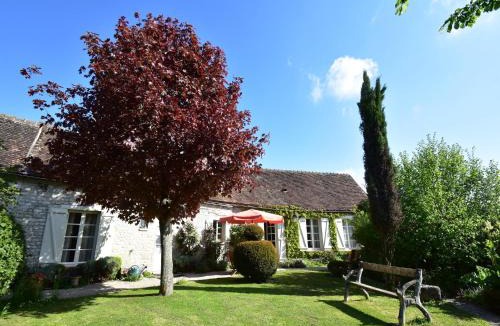 Yevre-le-Chatel House | Holiday Home near Paris with Garden