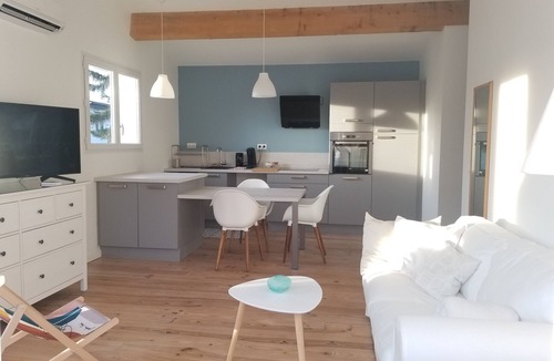 Valreas House | Holiday Home 'Rose Antique' with Private Pool, Wi-Fi and Air Conditioning