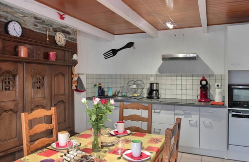 Plomodiern House | Holiday Home 'Ty Malou' with Private Terrace, Private Garden and Wi-Fi