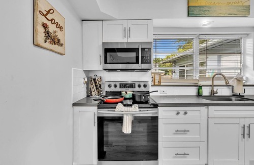 Parkside House | Hollywood Castle 7 Bdrms 4 baths pool ,hot tub close to beaches Fully private
