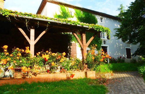 Genouillac House | Homerez - Spacious house for 8 ppl. with terrace at Terres-de-Haute-Charente