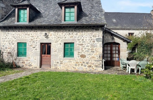 Lanobre House | Homerez - Charming House in Lanobre with Garden