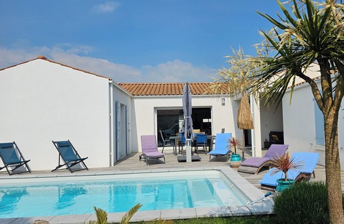Cheray House | House with swimming pool, patio terrace chai, near town, sea park 3 km away
