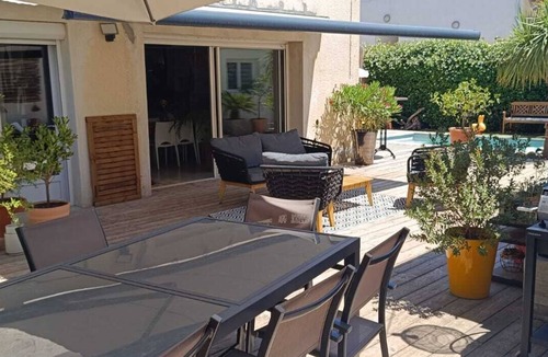 Lunel House | House with terrace, swimming pool, 3 bedrooms for 4 adults, 15 minutes from the beach.