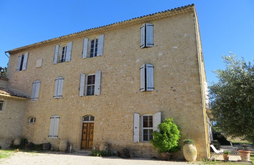 Pertuis Apartment | In the Luberon, apartment in a Provencal country house in the heart of the pine forest