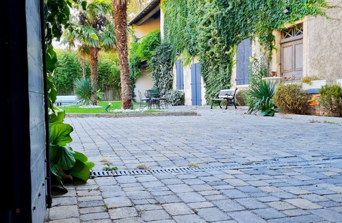 Saint-Priest House | Independent studio with direct access to the garden in a charming house