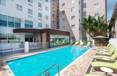 Seybold Apartment | King Studio | Free Breakfast + Airport Shuttle