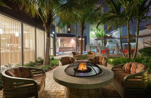 Seybold Apartment | King Studio | Free Breakfast + Airport Shuttle