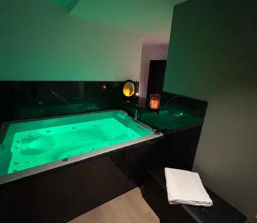 Clisson Apartment | L'alcôve Clisson-Love room- Gîte Romantique-SPA
