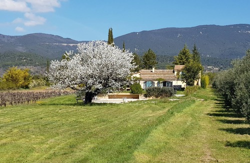Cucuron Apartment | La Bastide des Vasses/L atelier - Romantic & cosy hideaway (3 pax maximum)