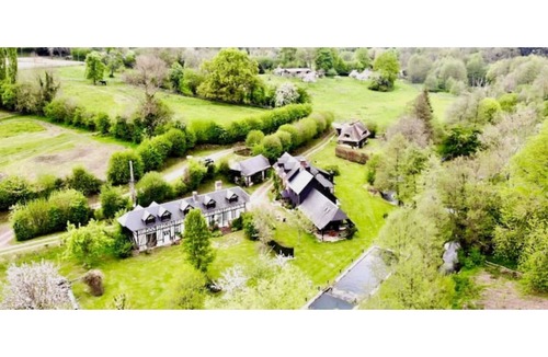 Triqueville House | La Campagne Normande Chic Avec Rivière et Tennis