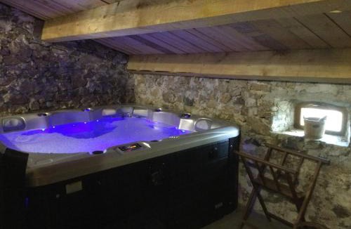 Lanarce House | La Ferme de Beauregard SPA -LANARCE 07660 - jacuzzi et sauna