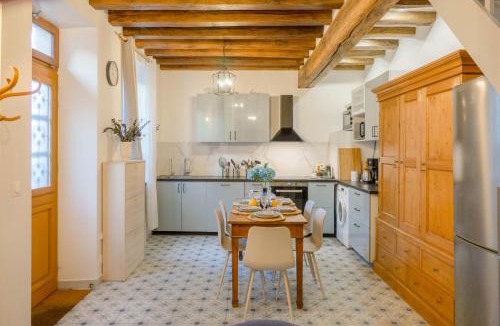 Bourgogne Villa | La Maison de Jeanne - Cœur Historique d'Orléans avec parkings privés - classée 3 étoiles