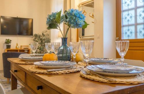 Bourgogne Villa | La Maison de Jeanne - Cœur Historique d'Orléans avec parkings privés - classée 3 étoiles