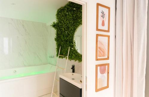 Livron-sur-Drome Apartment | La Secret Room - suite de luxe avec jacuzzi