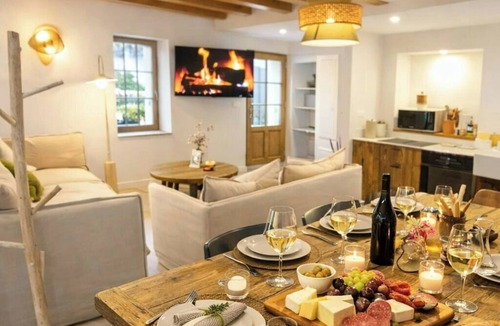 Conjux House | Lakefront cottage on Lake Bourget