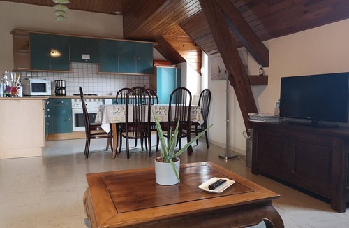 Saint-Plantaire Cottage | Lakeside Eguzon-Chantome, charming Cottage * ideal 2/4 people, beach 500m
