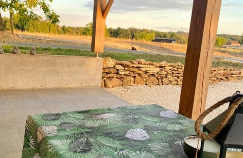 Proissans Apartment | Large T2, cosy quiet 5 minutes from Sarlat. pets welcome