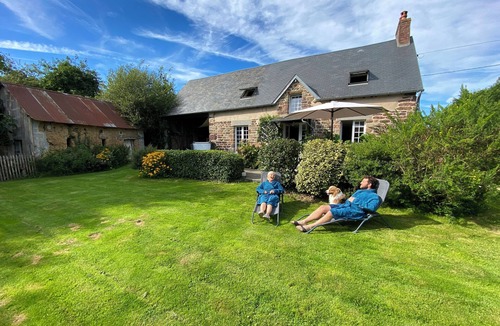 Hudimesnil Cottage | Le Giré cottage with private spa 10 minutes from the sea
