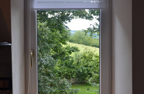 Cusset Apartment | Le Pigeonnier. Private apartment in château grounds, 5 km from historic Vichy