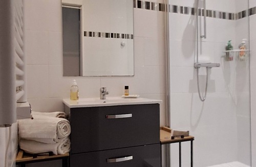 Cholet Apartment | Les Arcades Studio in the heart of town, near Puy du Fou, with Wi-fi, Netflix, Canal+.