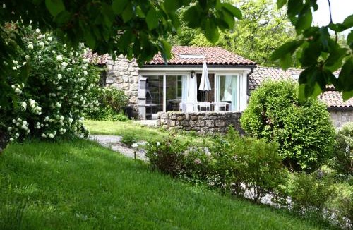 Saint-Basile Cabin | Les Grangeonnes, gîtes nature, piscine, bain nordique, sauna pour accueil familiale ou de groupe