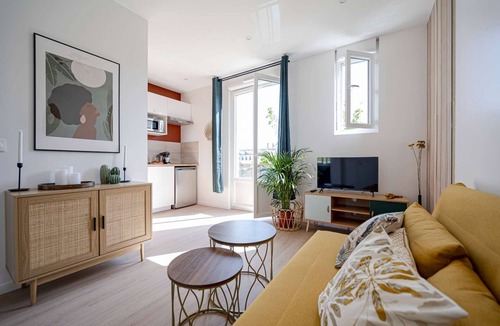 Chatellerault Apartment | Les Maisons Acajou/Charming T2 equipped with Spicy Art
