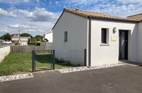 Olonne-sur-Mer Apartment | Les Sables/Olonne T2 apartment with garden, 10 min from beaches and center.