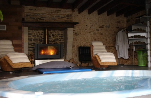Saint-Pierre-du-Palais Cottage | Loft with Jacuzzi and Sauna by the river.