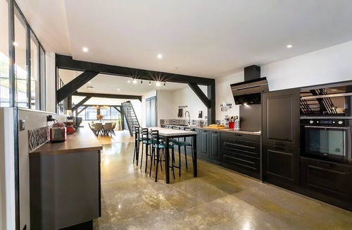 Vouvray House | Loft with swimming pool and apartment
