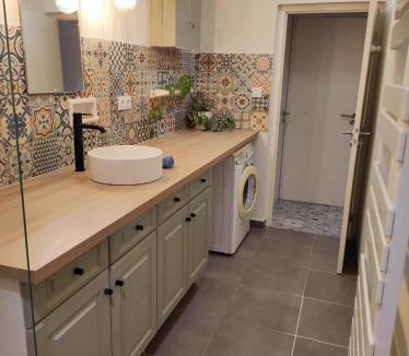 Charmes-sur-Rhone Apartment | Logement cosy verdoyant RDC avec piscine