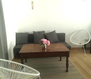 Charmes-sur-Rhone Apartment | Logement cosy verdoyant RDC avec piscine