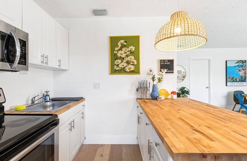 Sailboat Bend Apartment | Lovely 2 BR Condo in Sailboat Bend