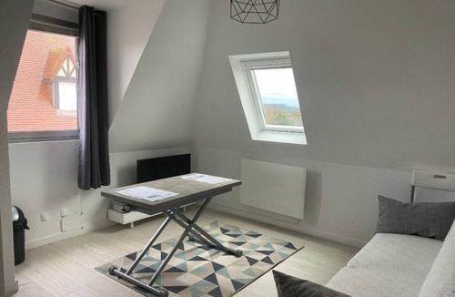 Le Home Apartment | Lovely seaside studio with swimming pool and tennis court.