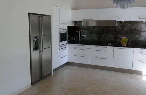 Eygalieres Villa | Luxurious, air-conditioned villa, ten minutes stroll to vibrant Eygalieres