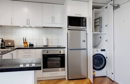 Takapuna Apartment | Luxurious Takapuna 1BR Apt Gym Tennis Rooftop HotTub