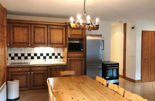 Chamonix City Centre Apartment | Luxury 2BR in Chamonix, parking/WIFI, near lifts