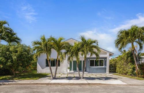 North Bay Village House | Luxury House 4 beds heated Pool w Jaccuzzi