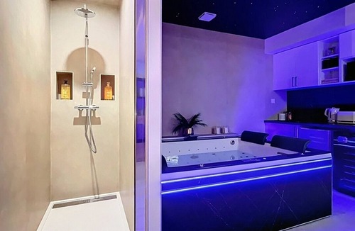 Montbeliard Apartment | Luxury Suite Romantic escape & absolute well-being King size bed Jacuzzi.
